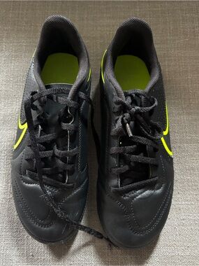 Nike Jr. Tiempo Legend 9 Club FG/MG Soccer Cleats, Size 4.5 Y